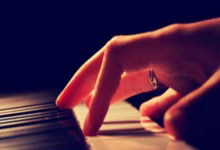 乐鱼：博主：国安边后卫何宇鹏因伤被工作人员背回基地，目前伤情不明.